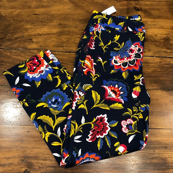 💗Mid rise pixie NWT floral pants - Picture 2 of 6